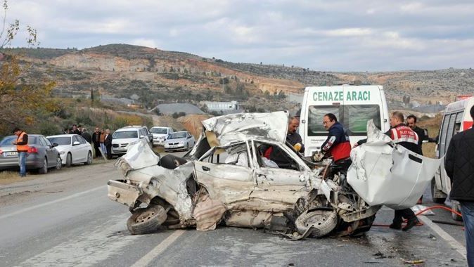 Taziyeye giden kardeşler trafik kazasında öldü