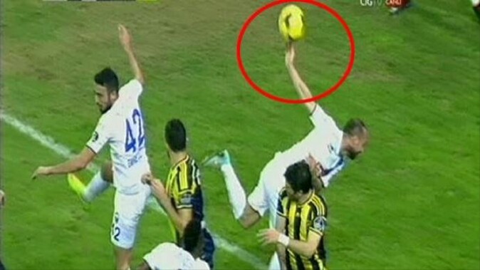 Fenerbahçe&#039;nin tartışmalı penaltısı ortalığı karıştırdı