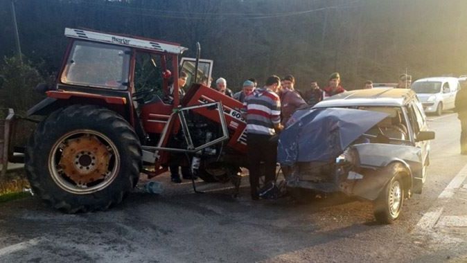 Otomobille traktör çarpıştı: 2 yaralı