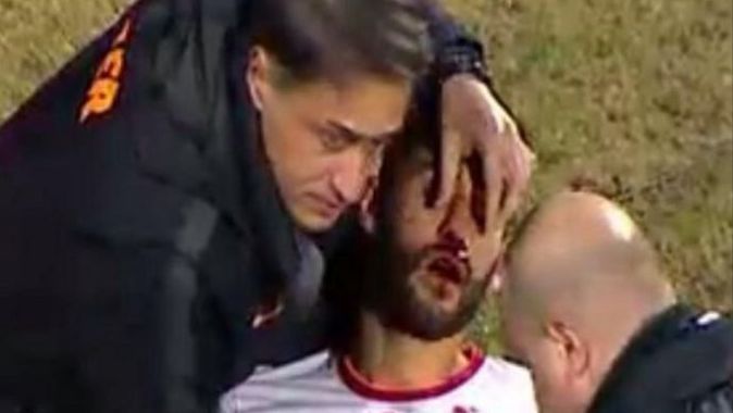 Galatasaraylı Veysel Sarı&#039;nın burnu kırıldı