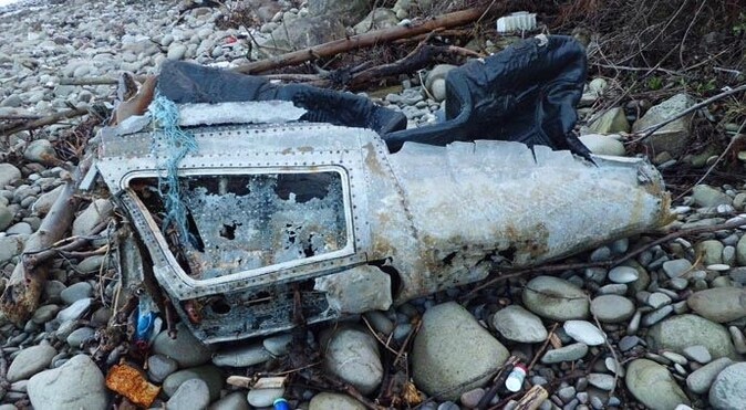 Karadeniz sahilinde vatandaşlar uçak parçası buldu