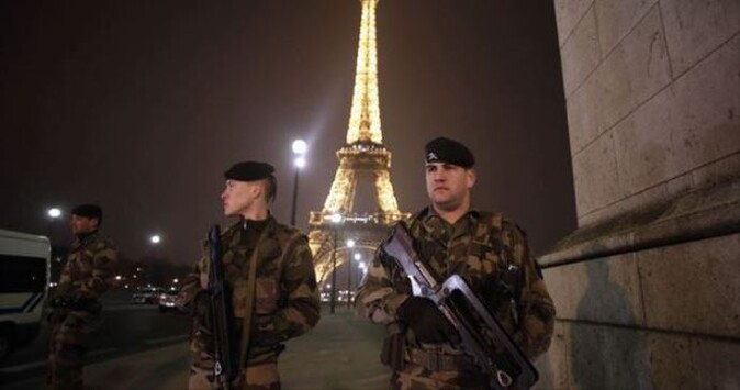 Fransız ordusu Paris&#039;e indi!