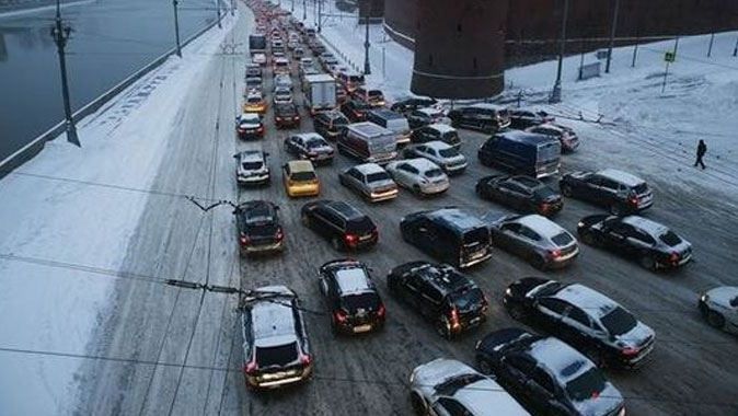 Moskova&#039;da kar hayatı felç etti