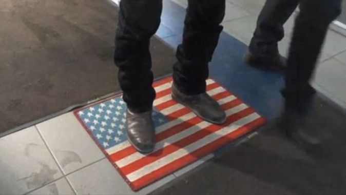 Amerikan bayrağını paspas yaptılar