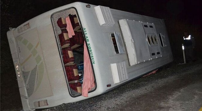Bursa&#039;da tur otobüsü devrildi: 13 yaralı
