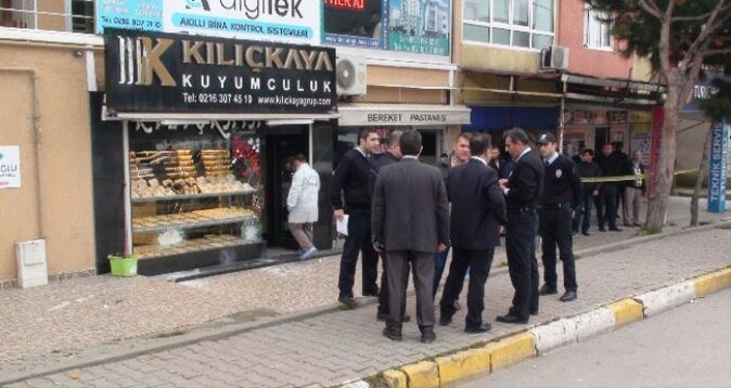 İstanbul&#039;da yüzleri maskeli 4 kişi kuyumcu soydu