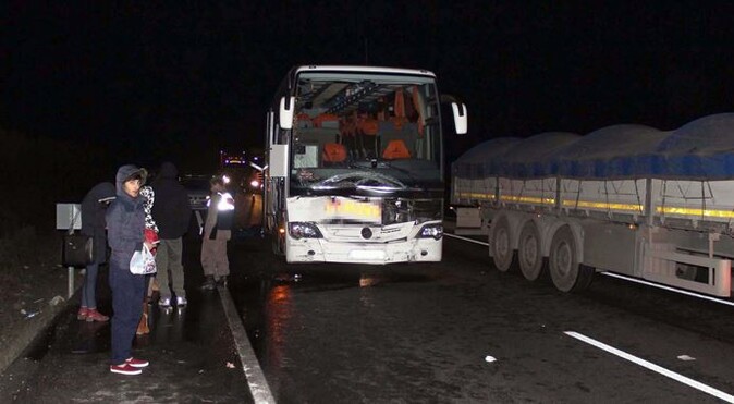 Yolcu otobüsü tankere çarptı: 24 yaralı 