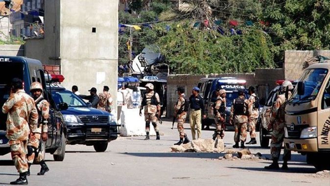 Pakistan&#039;da polis servisine saldırı