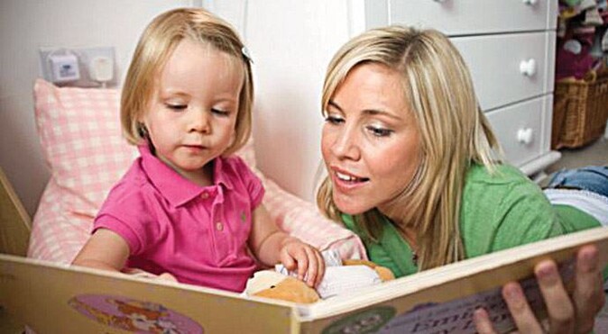 Bebeğe kitap okumak mama kadar faydalı