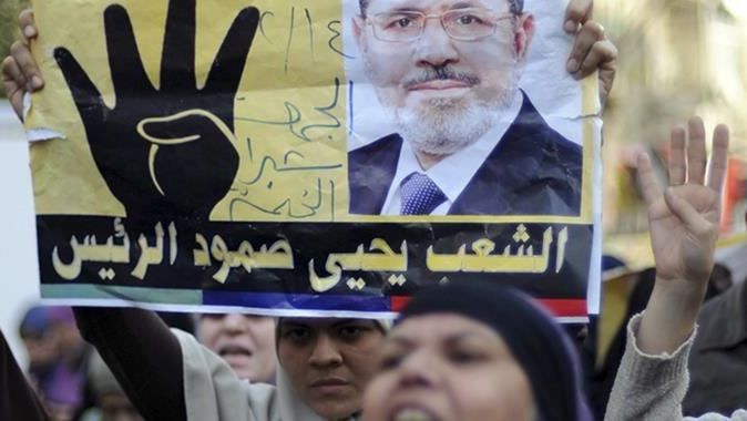Darbeyle devrilen cumhurbaşkanı Mursi yargılanıyor
