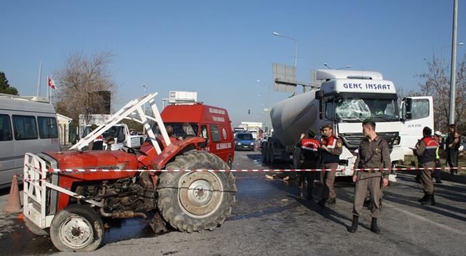 Denizli&#039;deki feci kazada tır traktörle çarpıştı: 2 ölü