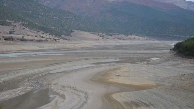 Altınkaya Barajı&#039;nda 10 kilometrelik alan çöle döndü