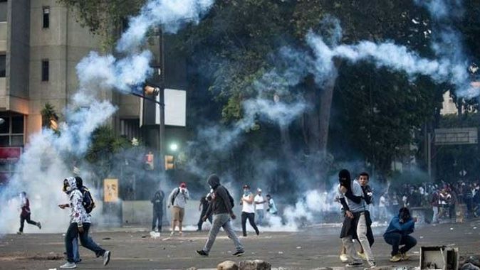 Venezuela&#039;da protesto bitmiyor, 2 kişi daha yaşamını yitirdi