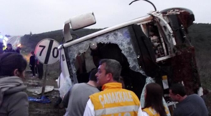 Çanakkale&#039;de yolcu minibüsü devrildi: 1&#039;i bebek 23 kişi...