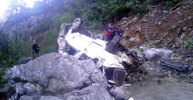 Antalya&#039;da feci kaza minibüs uçuruma yuvarlandı: 2 ölü