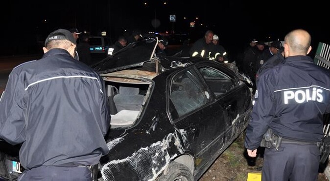Otomobil istinat duvarına çarptı: 4 yaralı
