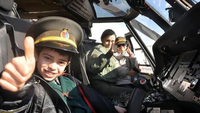 Diyarbakırlı çocuklar askeri helikopterlere bindi