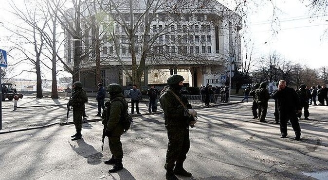 Kırım Parlamento binası sabaha karşı kuşatıldı