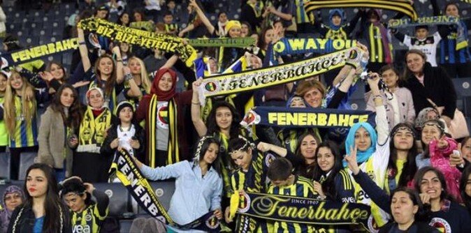 Fenerbahçe&#039;den Galatasaray&#039;a pankartlı gönderme