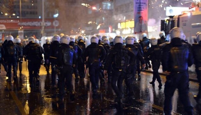 Polise saldıran göstericilere müdahale