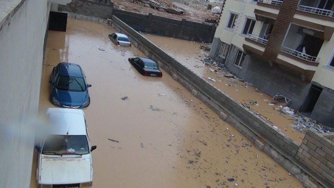 Gaziantep&#039;te duvarlar yıkıldı, otomobiller suya gömüldü