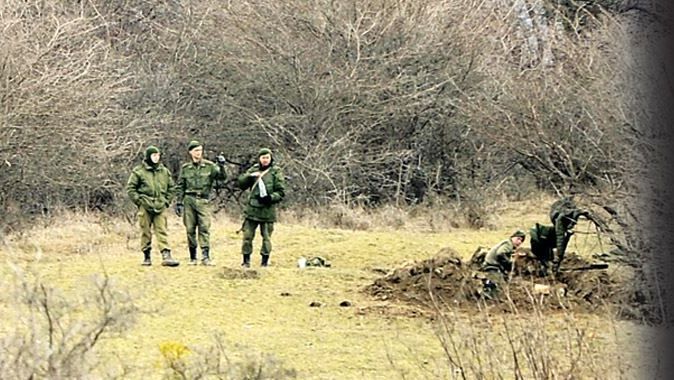 Rus askeri Kırım&#039;da siper kazmaya başladı
