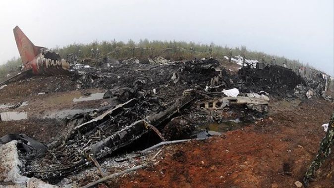 Madagaskar&#039;da askeri uçak düştü: 2 teğmen öldü