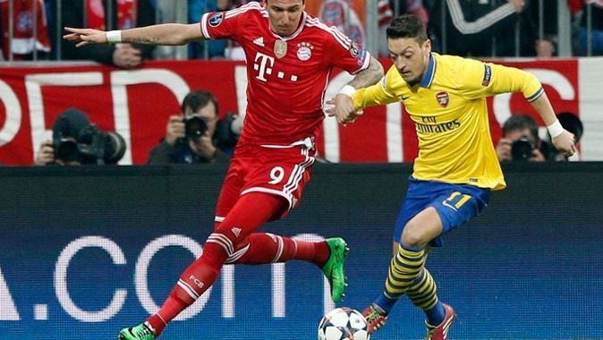 Bayern Münih-Arsenal maçına Mesut Özil pankartı damga vurdu