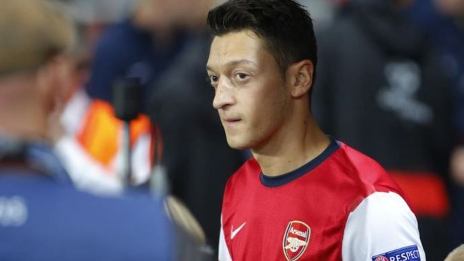 B. Münih Arsenal maçına Mesut Özil pankartı damgasını vurdu