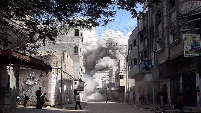 İsrail Gazze&#039;yi 7 noktadan bombaladı