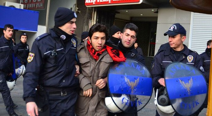 Ankara&#039;da yol kapatan göstericilere müdahale