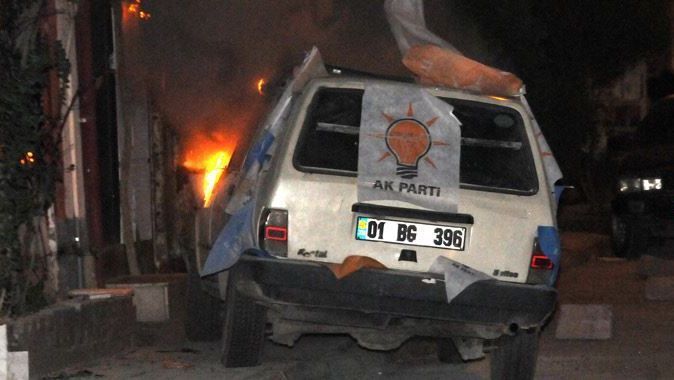 AK Parti bayraklı otomobili ateşe verdiler