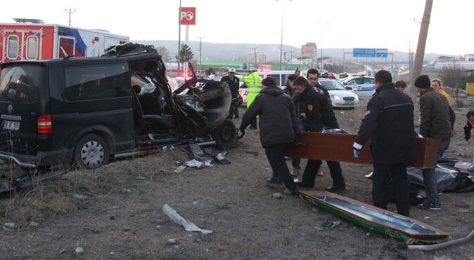 Ankara&#039;daki feci kazada minibüs tıra çarptı: 3 ölü