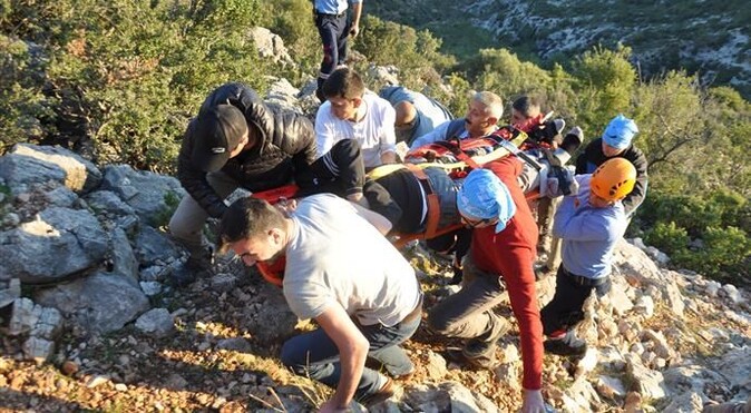 Antalya&#039;da hızını alamayan paraşütçü kayalıklara çakıldı