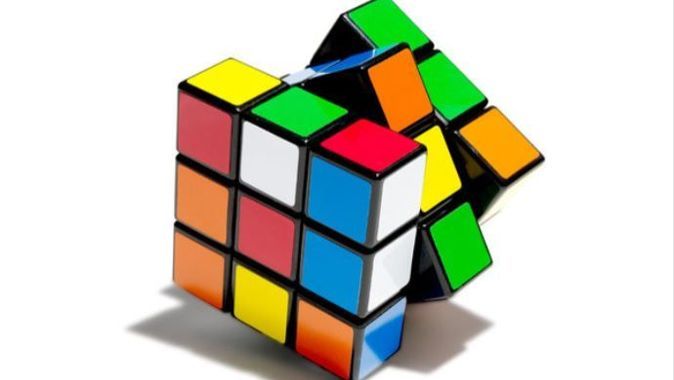 Rubik Küpü&#039;nü 3 saniyede çözüyor!