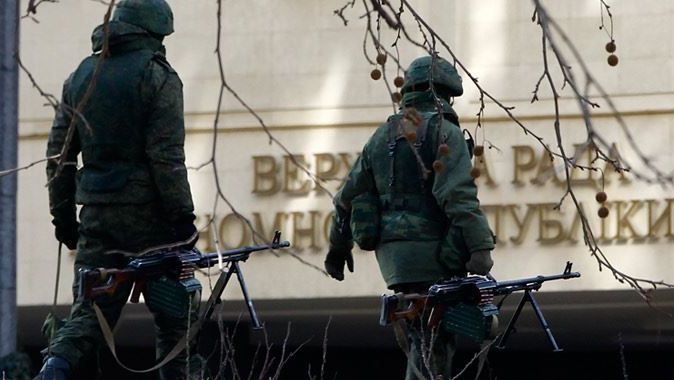 Rus askerleri, Kırım&#039;da devlet binalarına dayandı