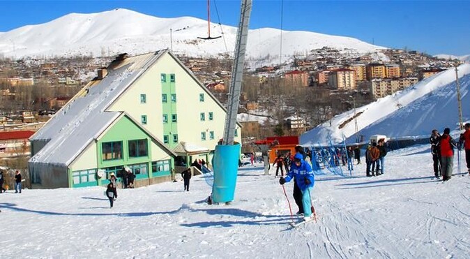 Bitlis&#039;te &quot;kar ve bahar&quot; bir arada
