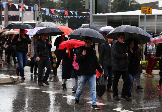 İstanbul&#039;da yağmur bastı! trafik birbirine girdi