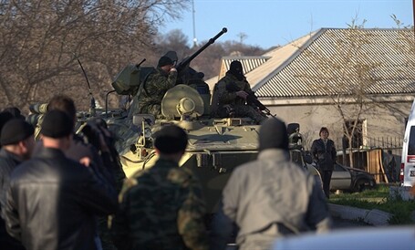 Rus askerleri Ukrayna üssünü bastı!
