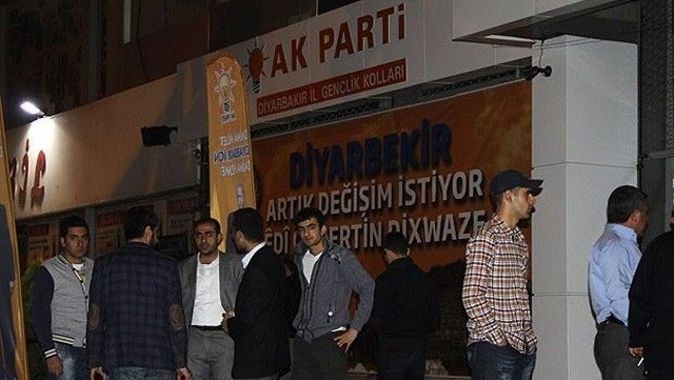 AK Parti Diyarbakır binasına saldırı