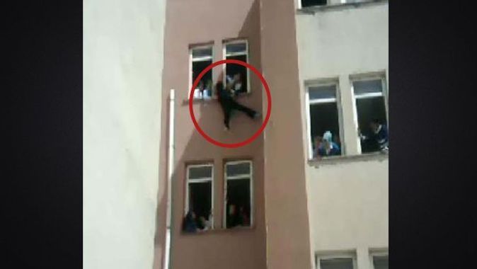Pencereden atlayan öğrenciyi son anda yakaladı! - İZLE
