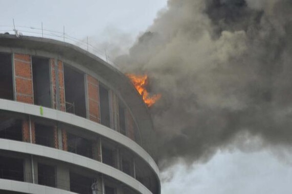 Bağcılar&#039;daki rezidans yangınından ilk görüntüler - İZLE