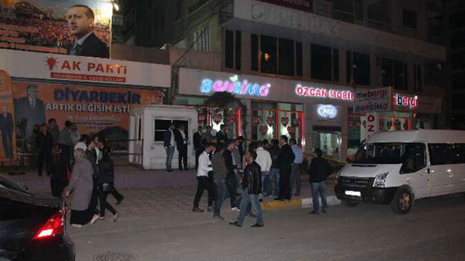 Diyarbakır&#039;da AK Parti binasına saldırı