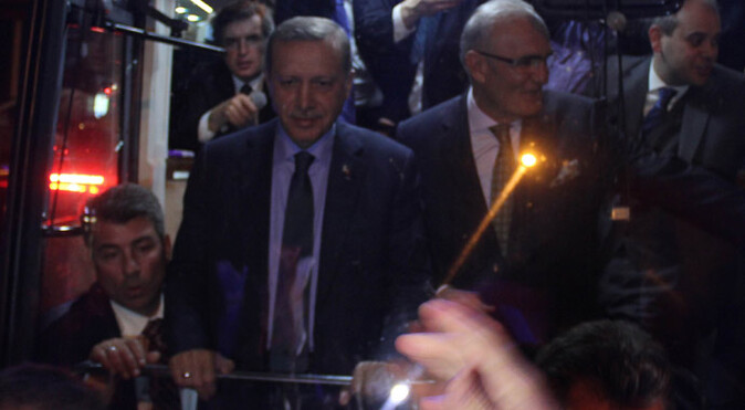 Vatandaşlar Başbakan Erdoğan&#039;ın yolunu kesti
