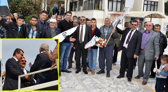 Bu da oldu! MHP&#039;liler Kılıçdaroğlu&#039;nu çiçeklerle karşıladı