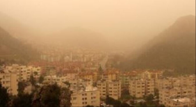 Suriye&#039;den gelen toz bulutu Fethiye&#039;yi tanınmaz hale getirdi