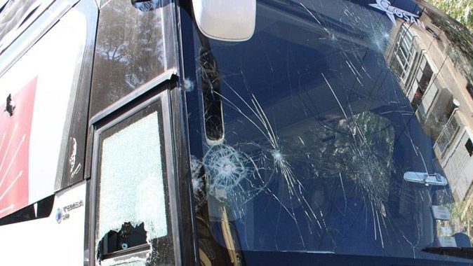 Aziz Kocaoğlu&#039;nun seçim otobüsüne taşlı saldırı