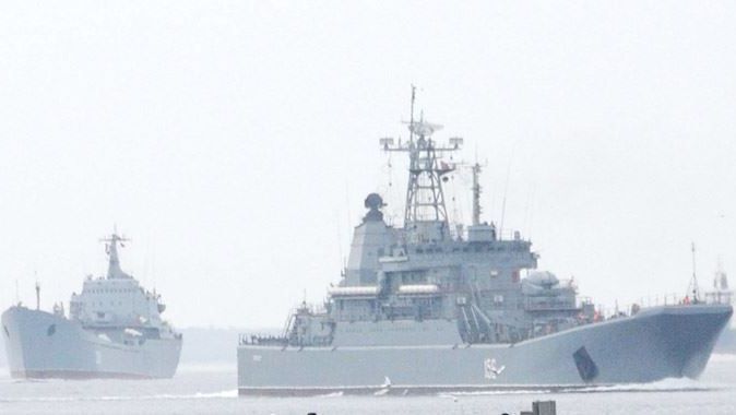 2 Rus savaş gemisi İstanbul Boğazı&#039;ndan geçti