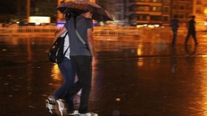 Beklenen yağmur İstanbul&#039;a geldi