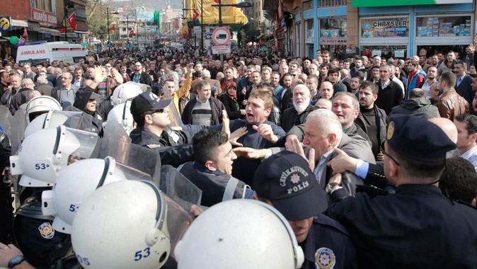 CHP lideri Kılıçdaroğlu&#039;na Rize mitinginde protesto 